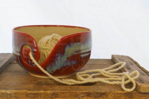 Bol à laine en céramique rouge fait à la main au Québec par la céramiste Emmanuelle Lessard.