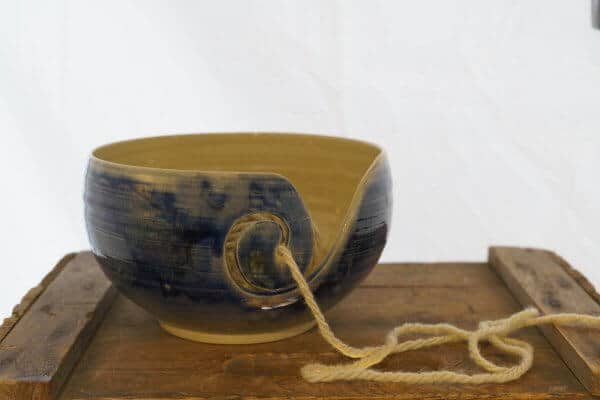 Bol à laine en céramique bleu fait à la main au Québec par la céramiste Emmanuelle Lessard.