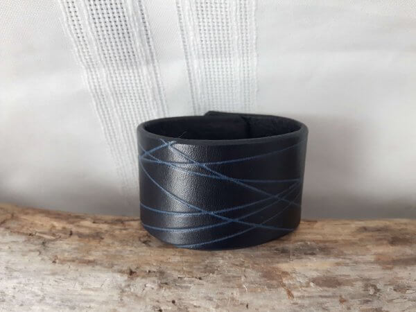 Bracelet de cuir noir à motif linéaire bleu