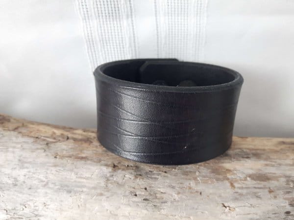 Bracelet de cuir noir à motif linéaire noir