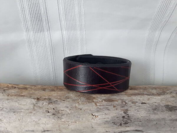 Bracelet de cuir noir à motif linéaire rouge