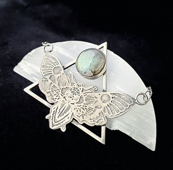 Bijou papillon et pierre ronde de Nora Luna artisane joaillière Québécoise