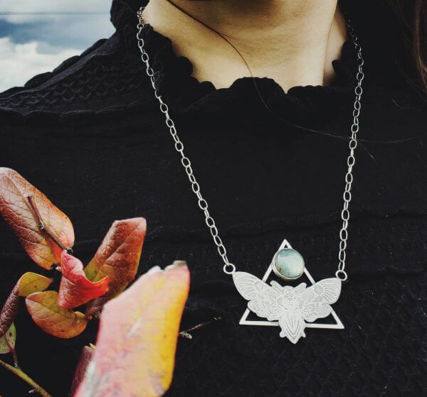 collier papillon de Nora Luna artisane joaillière Québécoise