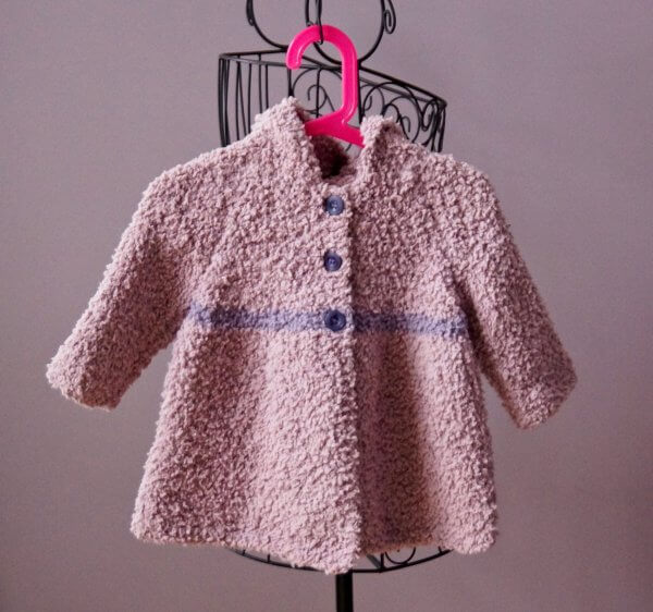 Manteau enfant à capuchon de frencis mcinnis créatrice de tricot fait main