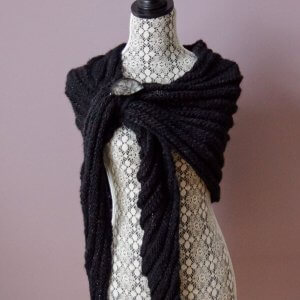 Douceur d’épaule noire en croisés de Frencis McInnis créatrice de tricot fait main