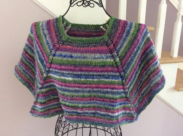Pèlerine en mode estival de Frencis McInnis créatrice de tricot fait main