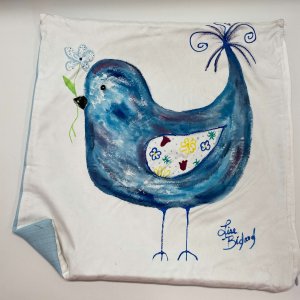 Coussin peint à la main petit oiseau bleu par Lise Bédard créatrice de textile à Québec