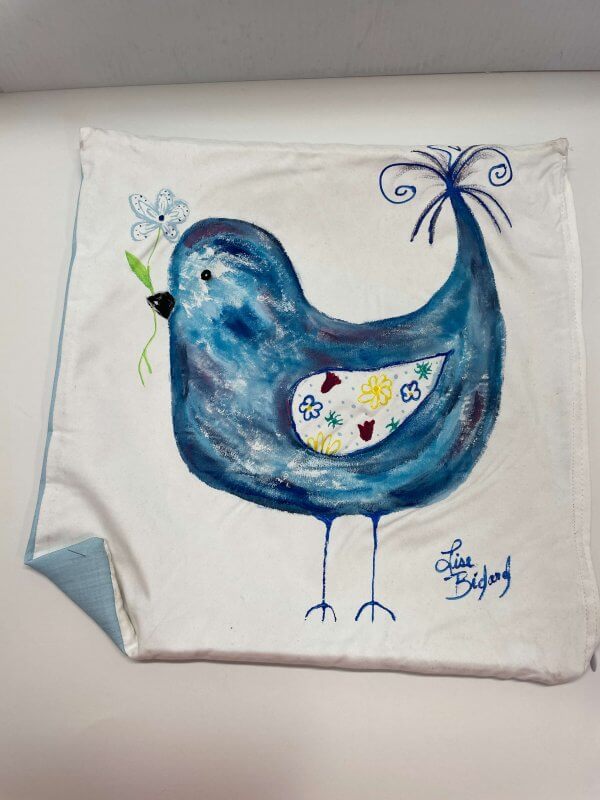 Coussin peint à la main petit oiseau bleu par Lise Bédard créatrice de textile à Québec
