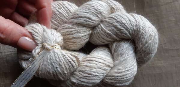 écheveau de laine 100% angora filé à la main par La Dame aux Angoras