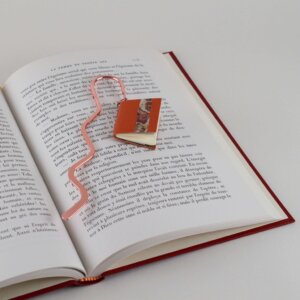 Marque page et Bébé-livre en cuir orange préparé par Sylvie Richard, membre du Centre d'art St-Laurent.